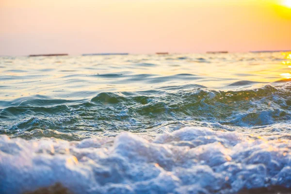 Moře vlny pláž západ slunce letní dovolená — Stock fotografie