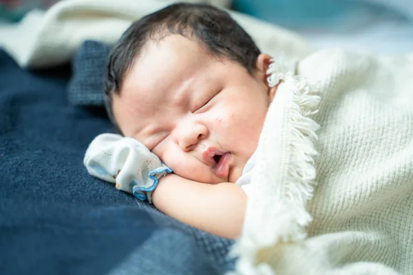 Bambino appena nato che dorme sulla coperta di cotone — Foto Stock