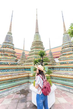 Güzel Asyalı turist sırt çantalı kadınlar Budist tapınağında seyahat ediyorlar.