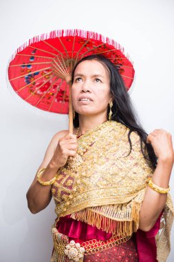 Asyalı orta yaşlı kadınlar Tayland tarzı ipek elbiseler giyer.