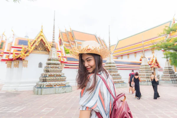 Gyönyörű ázsiai turista hátizsák nők utazni buddhista templom — Stock Fotó