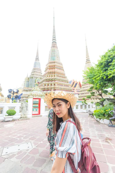 Красиві азіатські туристичні рюкзаки жінки подорожують у буддистському храмі — стокове фото