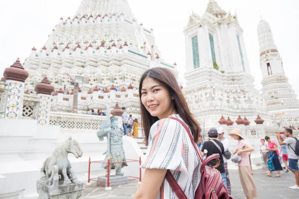Азиатские туростки путешествуют в храме буддизма — стоковое фото