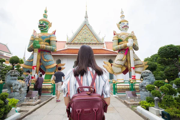 Asijský batoh tourost ženy cestovat v chrámu buddism — Stock fotografie