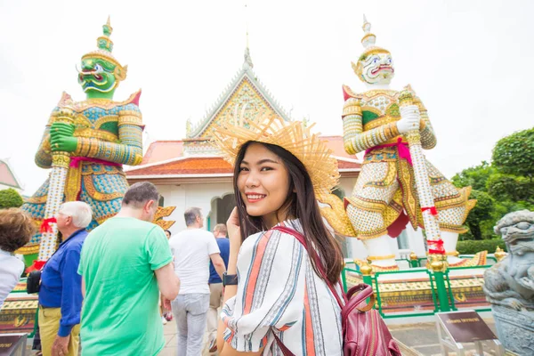 Asian backpack tourost women travel in temple of buddism — Stock Photo, Image