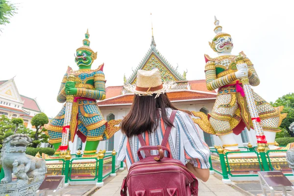 Ázsiai hátizsák turista nők utazni templomban buddhizmus — Stock Fotó