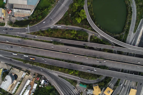 Vista aérea de la ciudad transporte autopista carretera con peaje — Foto de Stock