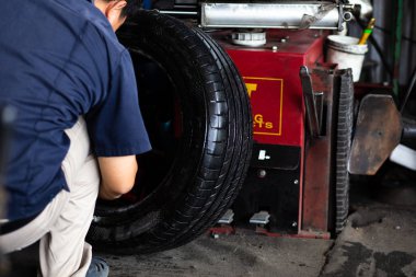 Mekanik tamir ve yeni lastik değiştirme