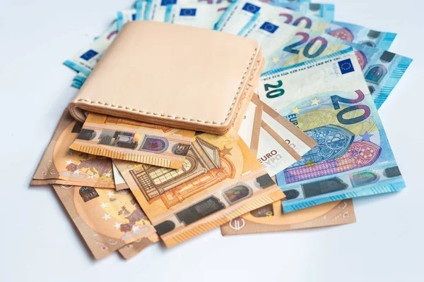 Billetera de cuero con billete de dinero en euros sobre fondo blanco —  Fotos de Stock