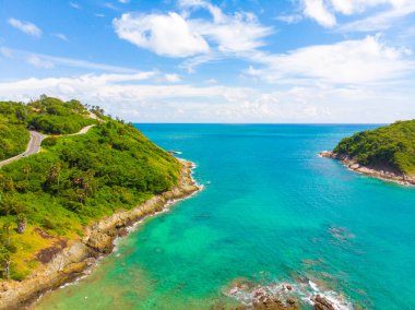 Mavi gökyüzüne karşı turkuaz suyu olan deniz adası