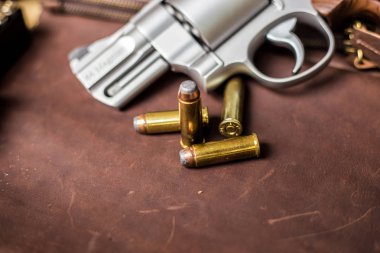 .Mermi ile 44 magnum tabanca tabanca