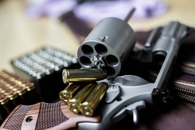 .Mermi ile 44 magnum tabanca tabanca