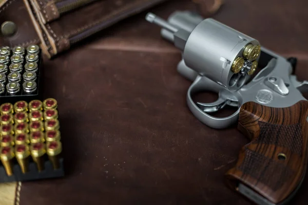.44 magnum revolver handgun with bullet — Stock Photo, Image
