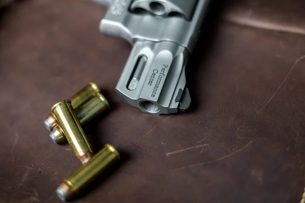 .총알이 달린 매그넘 리볼버 권총 44개 — 스톡 사진