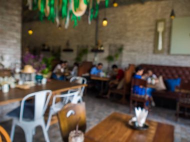 Meşgul insanlarla bulanık kapalı kahve dükkanı