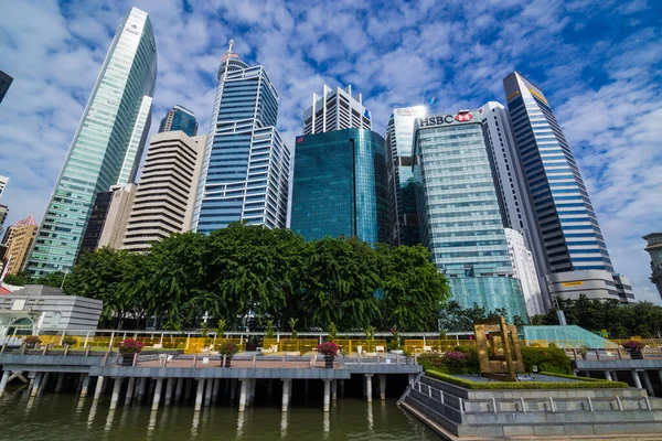 Сучасний Сінгапурський хмарочос будує блакитне небо. — стокове фото