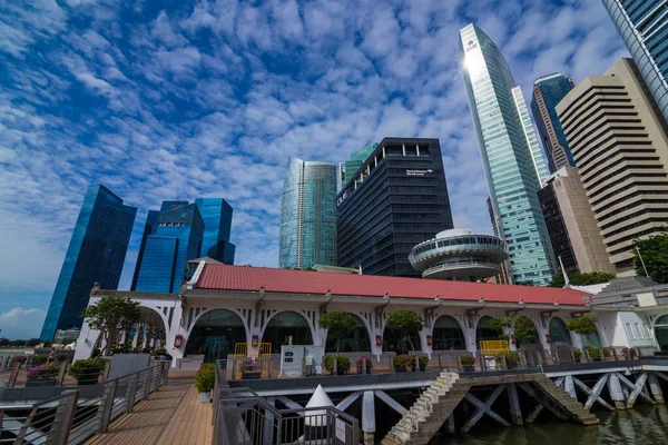 Σινγκαπούρη ουρανοξύστης σύγχρονο γραφείο κτίριο μπλε ουρανό — Φωτογραφία Αρχείου