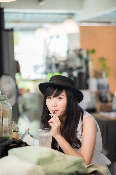 亚洲女学生坐在咖啡馆里喝咖啡 — 图库照片