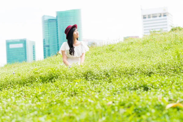 Bastante joven asiático moda mujeres relajante en verde ciudad público p —  Fotos de Stock