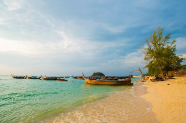 Deniz sahili, sabah güneşi, renkli gökyüzü.