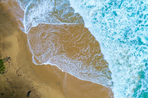 Ola de mar en la playa de agua turquesa — Foto de Stock
