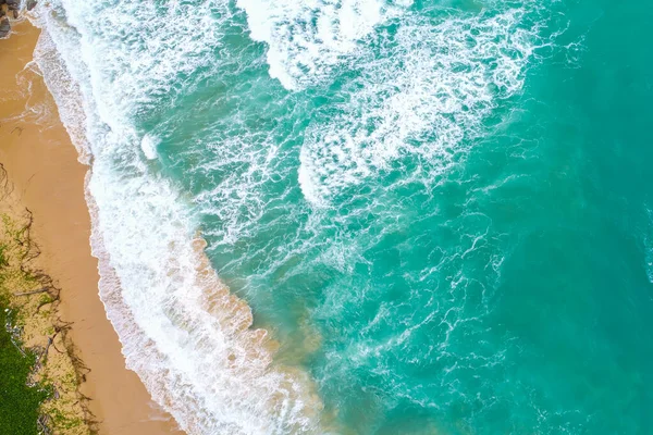 Ola de mar en la playa de agua turquesa — Foto de Stock