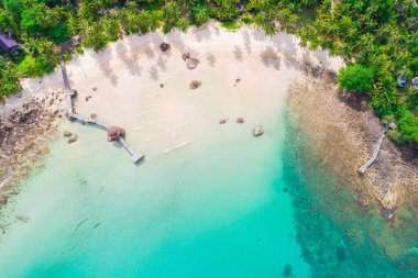 Okyanus mavisi deniz suyu beyaz kumsal tatil geçmişi