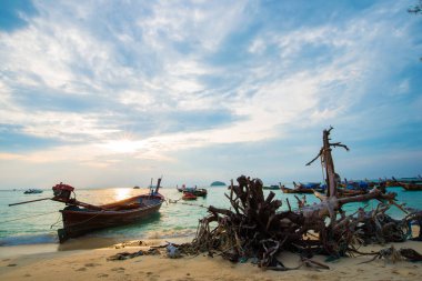 Deniz sahili, sabah güneşi, renkli gökyüzü.