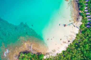 Okyanus mavisi deniz suyu beyaz kumsal tatil geçmişi