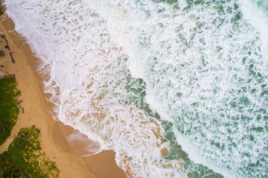 Sahildeki deniz dalgası turkuaz su