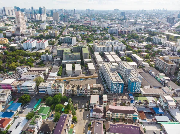 Havadan bakıldığında Bangkok modern ofis binası ve yaşam bloğu — Stok fotoğraf