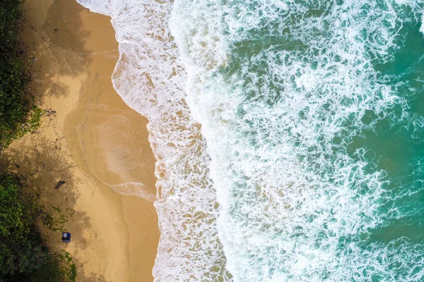 Onda marina sulla spiaggia acqua turchese — Foto Stock