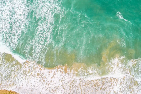 Морська хвиля на пляжі бірюзова вода — стокове фото