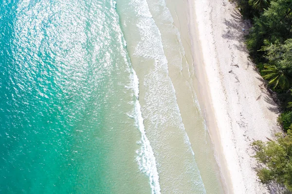 Green island white sand beach turquoise sea water — ストック写真