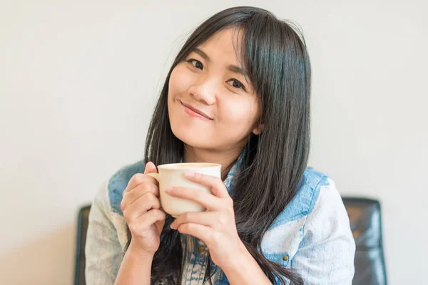 Beautiful asian women hold hot coffee cup in cafe — Stock Photo, Image
