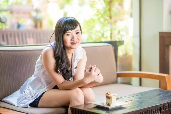 Étudiant asiatique femmes assis dans café boire café — Photo