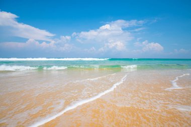 Yaz denizi kumsalı beyaz kum mavi gökyüzü bulutlu