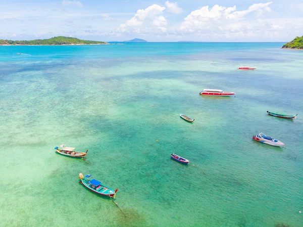 Holzreiseboot auf Meer Strand türkisfarbenes Wasser — Stockfoto