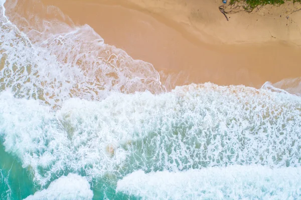 Морська хвиля на білому піщаному пляжі туркуїза вода — стокове фото