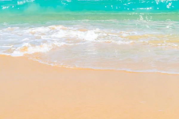 Sommar hav strand vit sand blå himmel med moln — Stockfoto