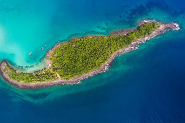 Yeşil ada beyaz kumsal turkuvaz deniz suyu