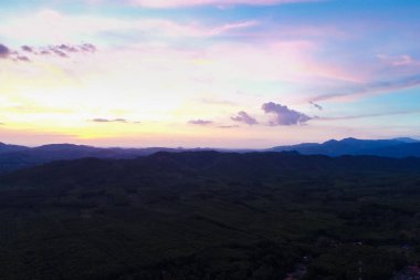 Şaşırtıcı siluet dağ günbatımı, renkli gökyüzü doğası geri döndü.
