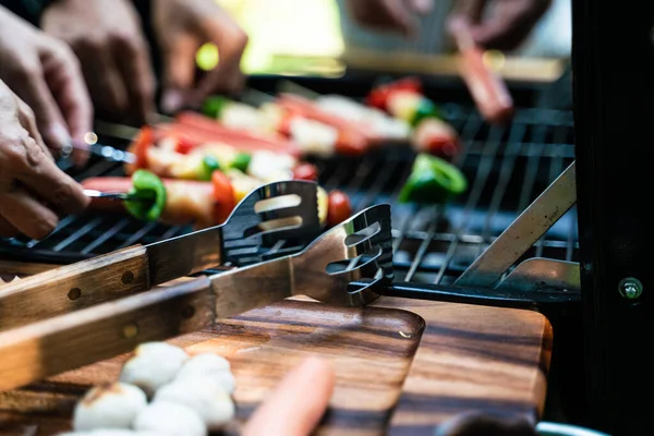 Bbq grillowane party na zewnątrz ogród strony zbliżenie — Zdjęcie stockowe