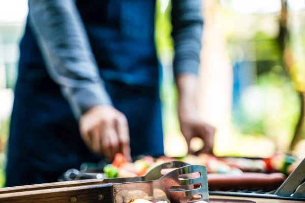 BBQ Grillparty im Garten Hand in Hand — Stockfoto