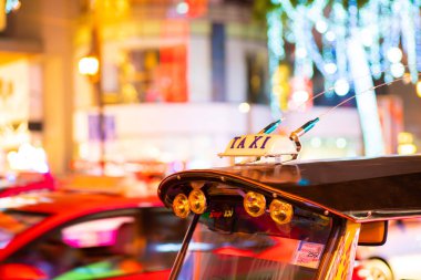 Bokeh ile şehir yolunda soyut hareket bulanık araba