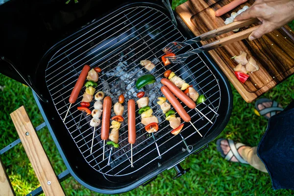 BBQ festa alla griglia a mano giardino all'aperto da vicino — Foto Stock