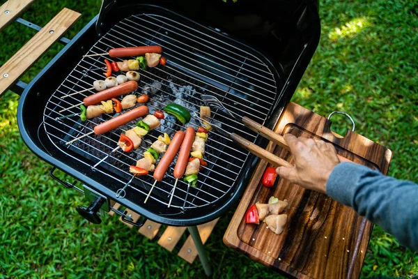 Churrasco festa grelhada no jardim ao ar livre mão de perto — Fotografia de Stock