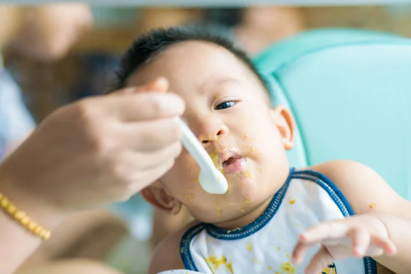 Spädbarn pojke äter kött och grönsaker krossad mat — Stockfoto
