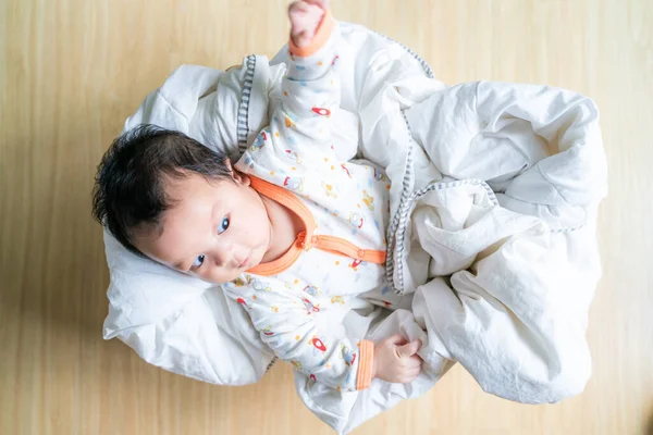 Schattige baby liggend in houten mandje met deken — Stockfoto