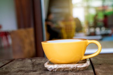 Ahşap masada sıcak latte sanat kahve